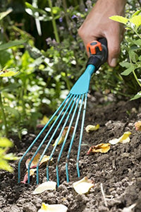 Balai à Fleurs Combisystem de Gardena : Petit Balai pour le Nettoyage des Massifs et l'Aération des Surfaces Moussues, Particulièrement Résistant, Largeur de Travail 12 cm (8917-20)