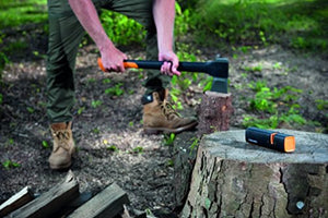 Fiskars Aiguiseur pour haches et couteaux, Pierre à aiguiser en céramique/Boîtier en plastique renforcé de fibre de verre, Noir/Orange, Xsharp, 1000601